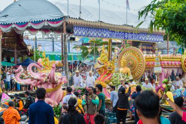 Samut Prakan, Tayland - 23 Ekim 2018: Budist Paskalya Günü 'nün sonunda Nilüfer Verme Bua Festivali. Budistler teknede Buda heykeline tapınmak için nilüfer çiçeği atıyorlar.