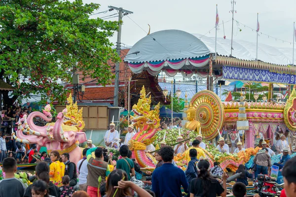 Samut Prakan, Tayland - 23 Ekim 2018: Budist Paskalya Günü 'nün sonunda Nilüfer Verme Bua Festivali. Budistler teknede Buda heykeline tapınmak için nilüfer çiçeği atıyorlar.