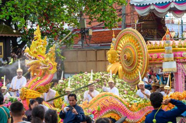 Samut Prakan, Tayland - 23 Ekim 2018: Budist Paskalya Günü 'nün sonunda Nilüfer Verme Bua Festivali. Budistler teknede Buda heykeline tapınmak için nilüfer çiçeği atıyorlar.