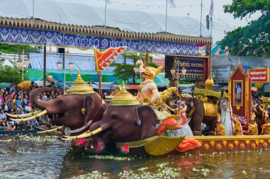 Samut Prakan, Tayland - 23 Ekim 2018: Budist Paskalya Günü 'nün sonunda Nilüfer Verme Bua Festivali. Budistler teknede Buda heykeline tapınmak için nilüfer çiçeği atıyorlar.