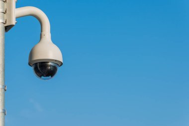 Metal kutup kavramı üzerine modern CCTV kamerası veya mavi gökyüzü arka planlı izleme ve izleme