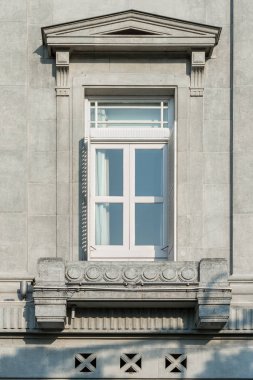 Singapur 'u inşa eden beyaz tahta pencereli Koloni tarzı mimari