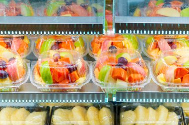 Elma, Papaya, Üzüm, Guava, Ananas karışımı buzdolabının üstündeki paket kutusunda taze meyve. 