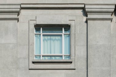 Beton duvardaki beyaz pencere çerçevesi Singapur Şehri 'ni oluşturan Koloni tarzı mimari yapı