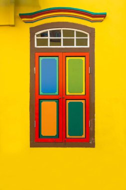 Küçük Hindistan, Singapur 'da renkli ahşap pencere mimari binası..