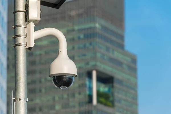 Moderní Cctv Kamera Kovovém Pólu Koncept Nebo Dohled Monitoring Modrým — Stock fotografie