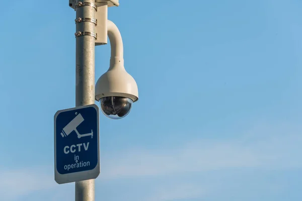 Metal Kutup Kavramı Üzerine Modern Cctv Kamerası Veya Mavi Gökyüzü — Stok fotoğraf