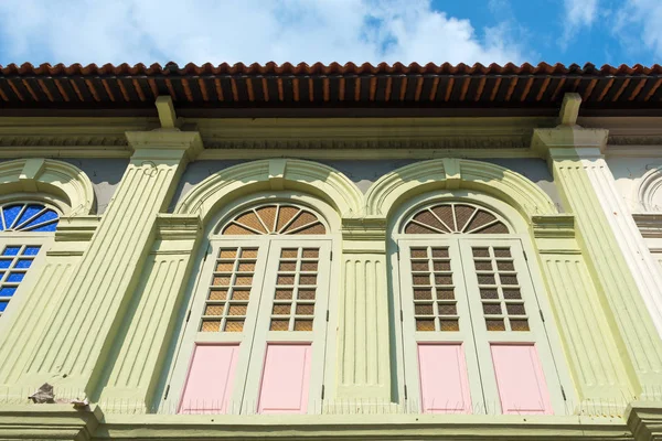 Bunte Hölzerne Fenster Kolonialstil Architektur Gebäude Little India Singapore Stadt — Stockfoto