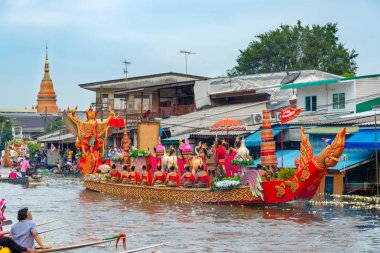 Samut Prakan, Tayland - 23 Ekim 2018: Budist Paskalya Günü 'nün sonunda Nilüfer Verme Bua Festivali. Budistler teknede Buda heykeline tapınmak için nilüfer çiçeği atıyorlar.