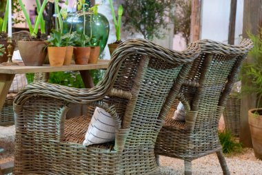 Rattan sandalye, bahçede hasır sandalye eski moda iç dekorasyon.