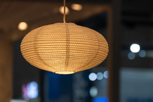 竹や桑の紙から採用されたモダンな天井灯 日本スタイルのインテリア照明電球の装飾現代 — ストック写真