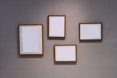 Kahverengi duvarın iç dekorasyonunda, kopya alanı reklam metni için ahşap çerçeve seti ve boş