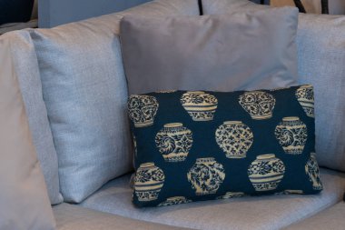 Modern mavi kumaş yastıklar ve kareli desenler yastık gri kanepenin iç dekorasyonu