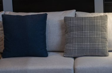 Modern mavi kumaş yastıklar ve kareli desenler yastık gri kanepenin iç dekorasyonu