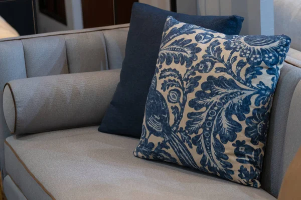 软垫灰色沙发室内装饰中的现代蓝色面料枕头和格子图案 — 图库照片