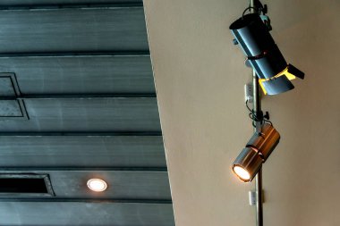 Gösteri için tavan ekipmanlarında modern spot ışıkları