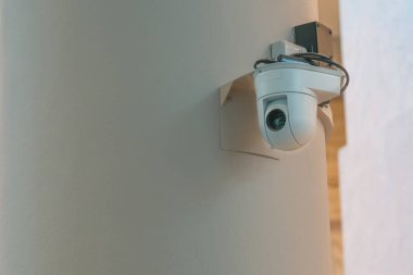 Duvardaki modern CCTV kamerası ya da izleme ve izleme