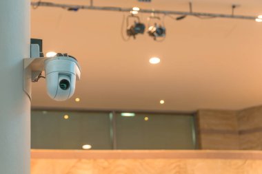Duvardaki modern CCTV kamerası ya da izleme ve izleme