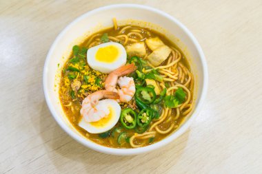 Laksa eriştesi, Singapur 'da popüler bir baharatlı çorbadır.