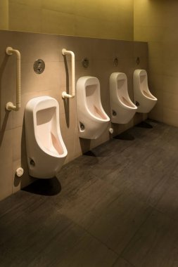 Beyaz seramik sidik kabı iç tasarım erkekler ve çocuklar umumi tuvalet veya tuvalet