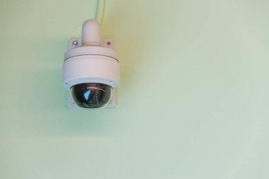 Yeşil duvar kavramına sahip modern CCTV kamerası veya mavi gökyüzü arka planına sahip izleme ve izleme