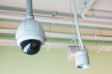 Yeşil duvar kavramına sahip modern CCTV kamerası veya mavi gökyüzü arka planına sahip izleme ve izleme