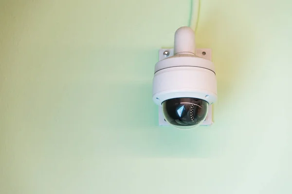 Caméra Cctv Moderne Sur Concept Mur Vert Surveillance Suivi Avec — Photo