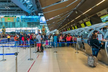 Bangkok, Tayland - 26 Temmuz 2018: Suvarnabhumi Havalimanı Tayland 'a gelen yolcular Asya' nın en yoğun duraklarından biridir..