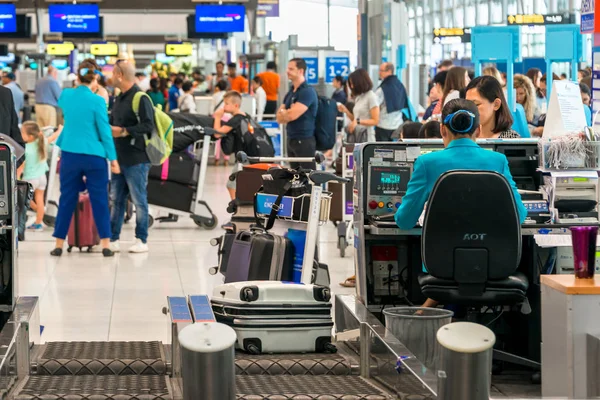 Bangkok Thailand July 2018 Passengers Arrive Check Counters Suvarnabhumi Airport — Stockfoto