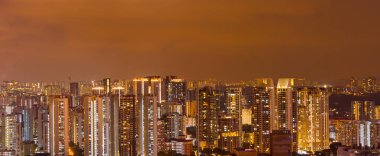 Singapur 'un alacakaranlıktaki gece şehir manzarası, bölge bölgesindeki modern iş binası, ürün gösterimi veya montajı kavramı