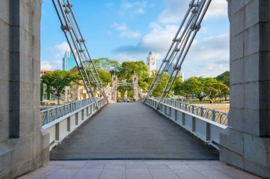 Singapur Şehri, Singapur - 27 Temmuz 2018: Singapur Nehri üzerindeki Cavenagh Köprüsü en eski köprülerden biridir ve Singapur 'daki tek asma köprü olarak kalmıştır..