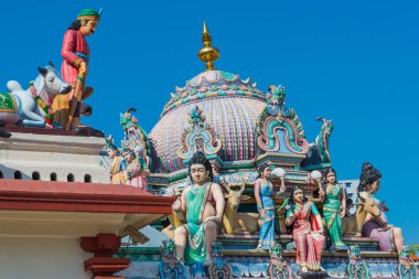 Sri Mariamman 'ın renkli heykeli Singapur' daki en eski Hindu tapınağı Çin Mahallesi 'nin mavi gökyüzü ile seyahat yeri.