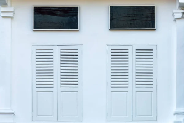 Barevné Starožitné Bílé Dřevěné Okno Colonial Styl Architektura Budova Prázdnou — Stock fotografie