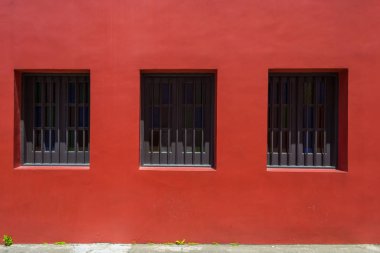 Kırmızı duvar ve üç pencere çerçeve metin ve reklam için boşluk