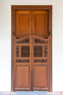 Beyaz duvarda eski ahşap kapı mimarisi