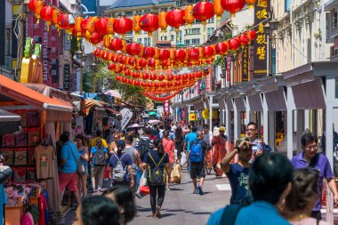 Singapur - 30 Temmuz 2018: Pagoda Caddesi 'ndeki geleneksel Çin kasabası pazarında alışveriş yapan turistler dünyaca ünlü bir alışveriş merkezidir.