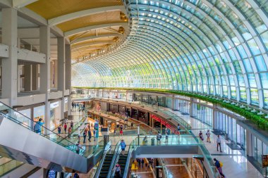 Singapur - 27 Temmuz 2018: Marina Körfezi Sands Alışveriş Merkezi 'nin güzel mimarisi ve iç mimarisi uzun eğri cam duvarlı Singapur seyahat yeri