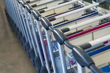 Bangkok, Tayland - 26 Temmuz 2018: Suvarnabhumi Havalimanı Tayland 'da bagaj vagonları