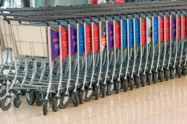 Bangkok, Tayland - 26 Temmuz 2018: Suvarnabhumi Havalimanı Tayland 'da bagaj vagonları