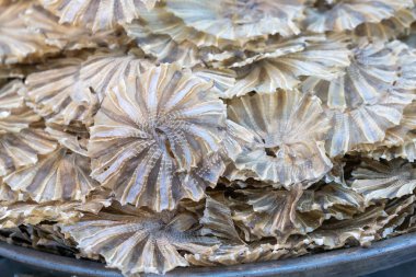 Kurutulmuş balık Tayland pazarında geleneksel yiyecek ve en sevdiği kurutulmuş deniz ürünüdür.