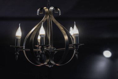 Mum ışığında klasik metal avize. İç mimari tarzı dekorasyon.