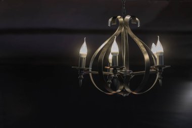 Mum ışığında klasik metal avize. İç mimari tarzı dekorasyon.