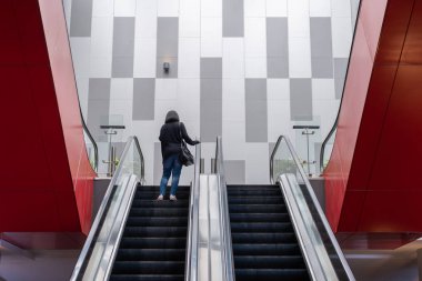 Çağdaş bir binadaki tesisler için insanlarla modern yürüyen merdiven