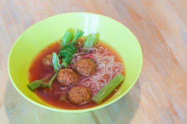 Yong Tau Foo eriştesi Hakka Çin yemek çorbası ve yumurta erişteli kırmızı sos, ahşap masada karides köftesi ve lezzetli Asya yemeği.