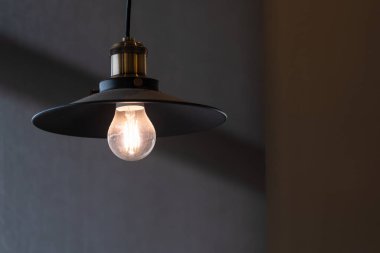 Klasik metal tavan lambası aydınlatma blubs kavramı iç mekan modern 