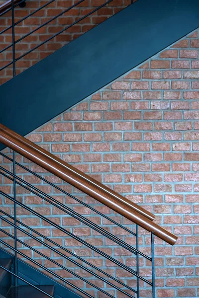 Vintage Holz Geländer Aus Schwarzem Metall Treppe Und Ziegelwand Innendekoration — Stockfoto