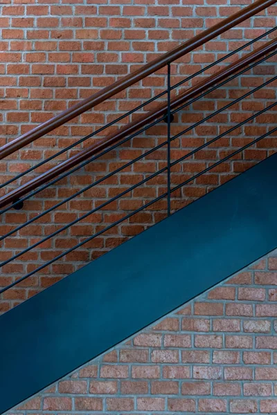 Klasik Tahta Metal Tırabzan Merdivenleri Tuğla Duvar Dekorasyonu Çağdaş — Stok fotoğraf