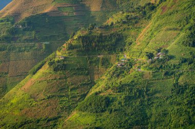 Ma Pi Leng Geçidi. Yeşil doğal ve dolambaçlı yolları olan en güzel yer Dong Van Geopark, Ha Giang, Kuzey Vietnam.
