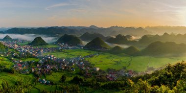 Peri göğsünün güzel panorama çeltik tarlası ya da kadın göğüsleri ikiz dağlar, Nui Doi, Çifte dağlar tam Son kasabası, Quan Ba, Ha Giang, Vietnam 'da ünlü bir yerdir.