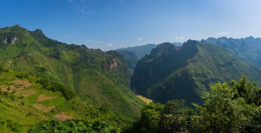 Ma Pi Leng Geçidi manzarası en güzel yeşil doğal ve dolambaçlı yol dağ yamacıyla Dong Van Geopark, Ha Giang, Kuzey Vietnam